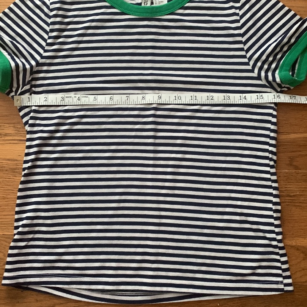 🐸 Divided navy/white striped tee with green accents on sleeves. Size S. - Picture 5 of 7